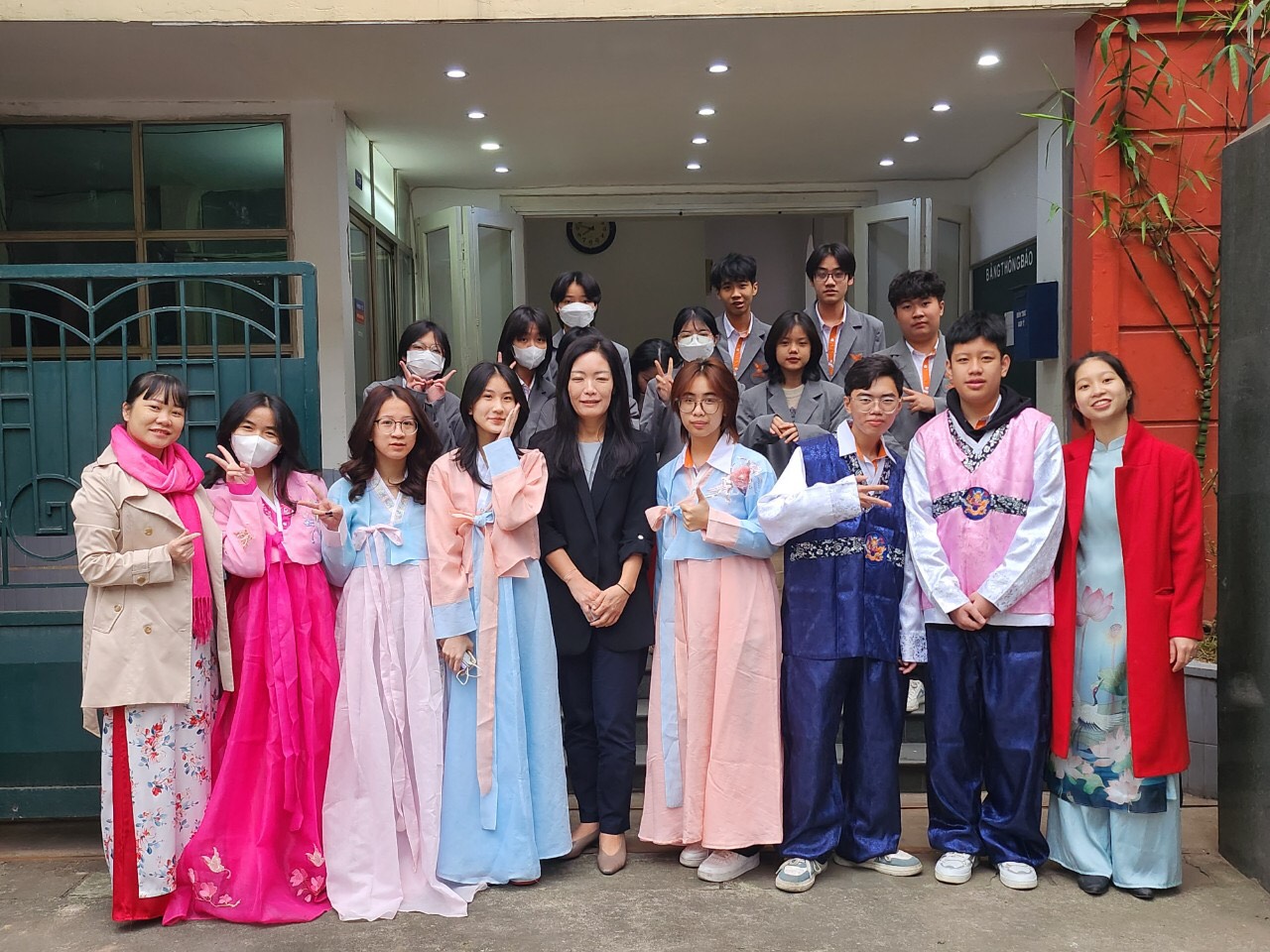 Nhiệt liệt chào mừng đoàn giáo viên Hàn Quốc đến thăm trường