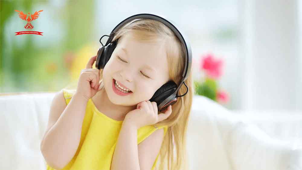 thường xuyên cho trẻ tiếp xúc với âm nhạc