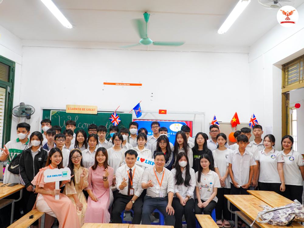 học sinh 2k8 cùng người thân và các thầy cô