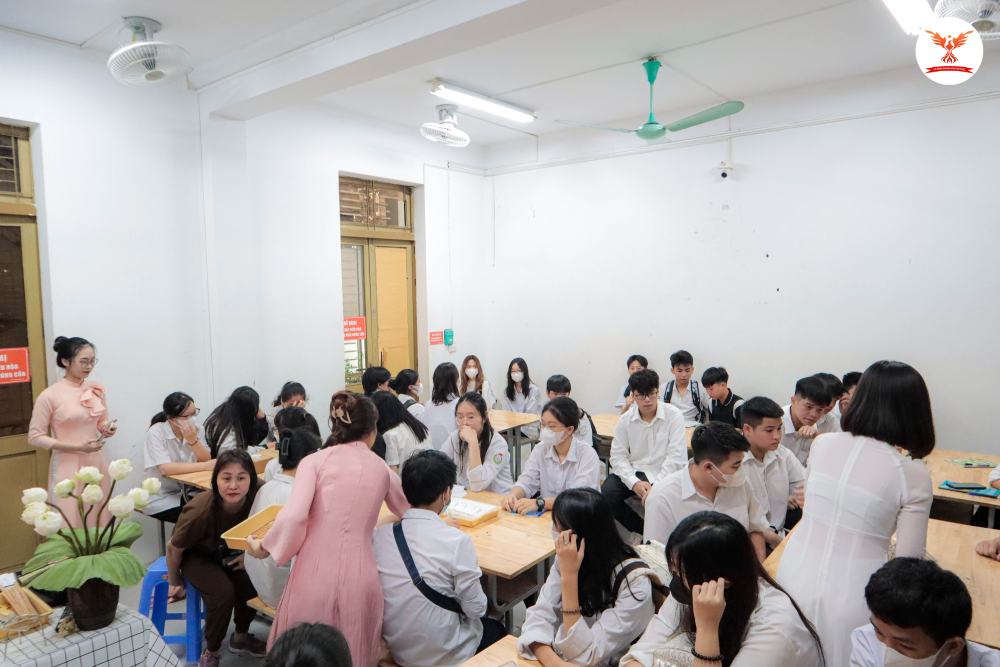 học sinh 2k8 cùng người thân và các thầy cô học sinh 2k8 cùng người thân và các thầy cô