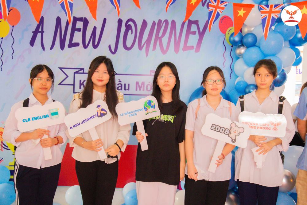 học sinh 2k8 cùng người thân và các thầy cô học sinh 2k8 cùng người thân và các thầy cô