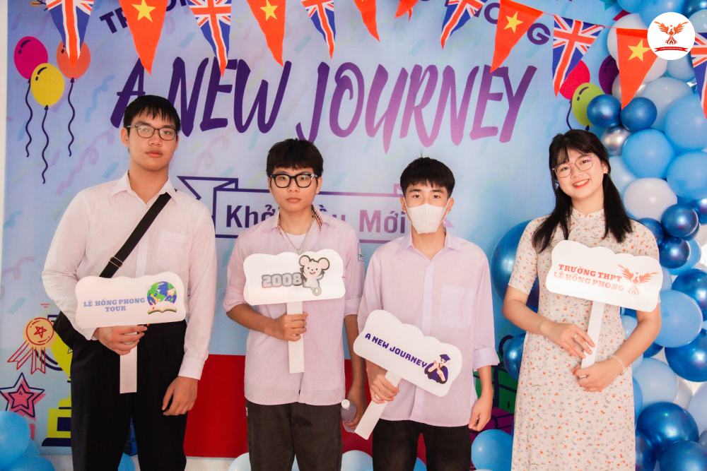 học sinh 2k8 cùng người thân và các thầy cô