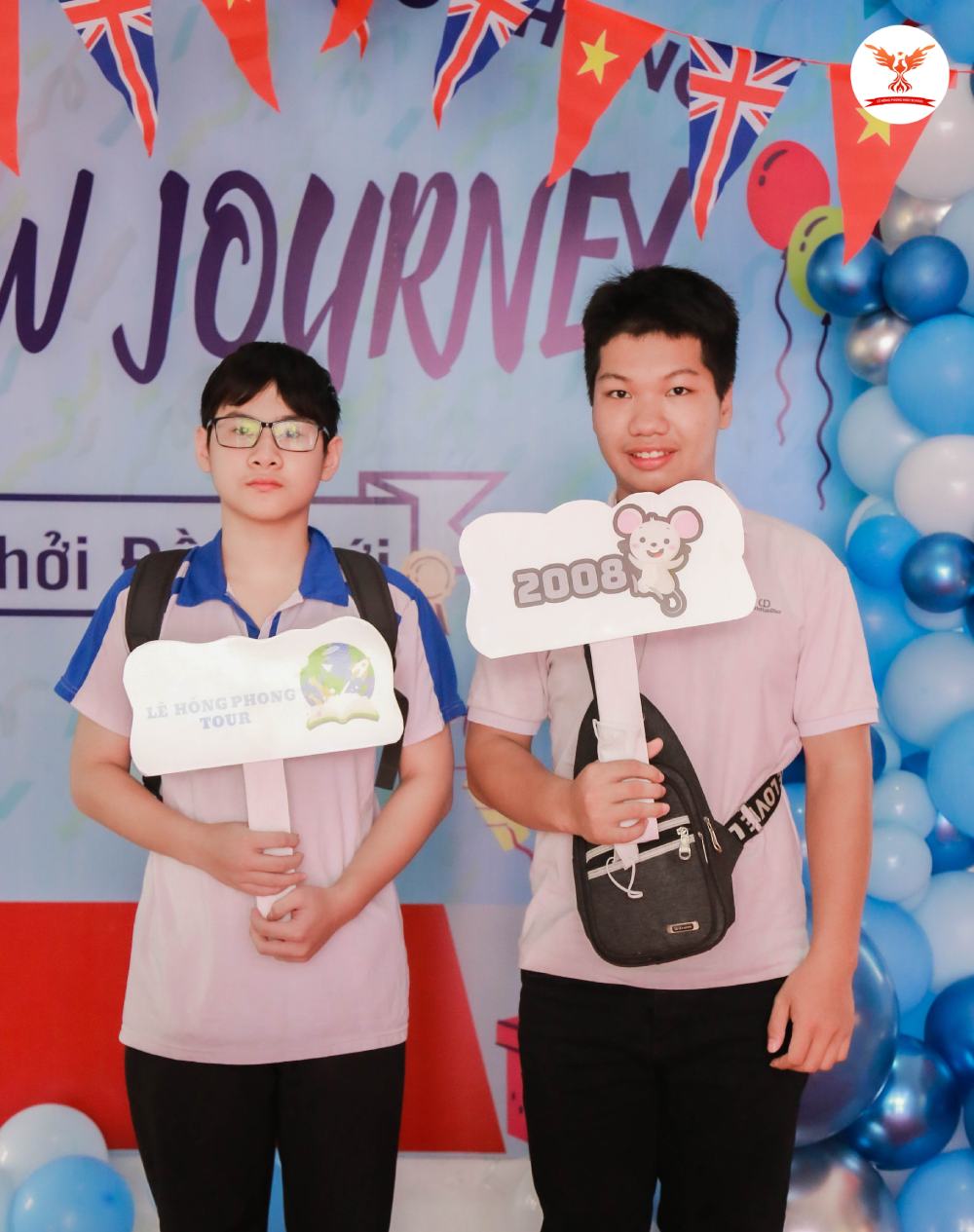 học sinh 2k8 cùng người thân và các thầy cô