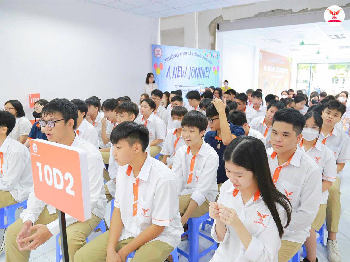 Tiết chào cờ đầu tiên của trường THPT Lê Hồng Phong có gì?