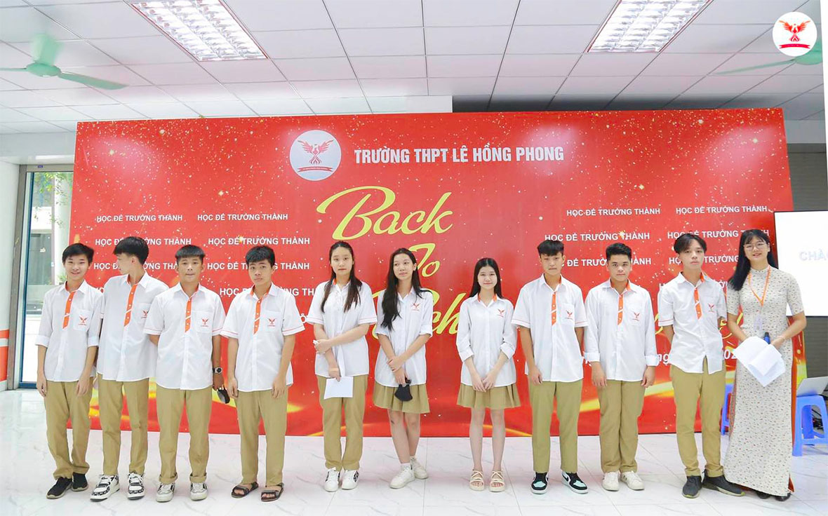 Lễ chào cờ tại trường THPT Lê Hồng Phong