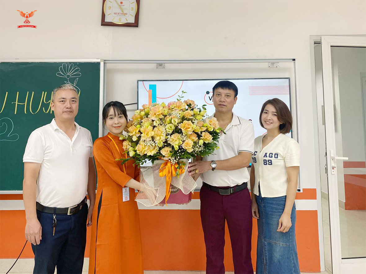 Phụ huynh tặng quà trường Lê Hồng Phong