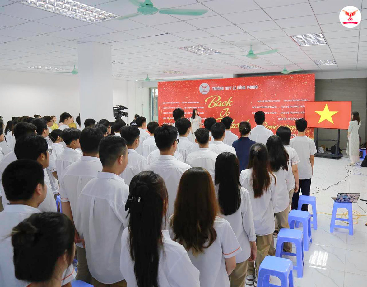 Tiết chào cờ tại trường THPT Lê Hồng Phong