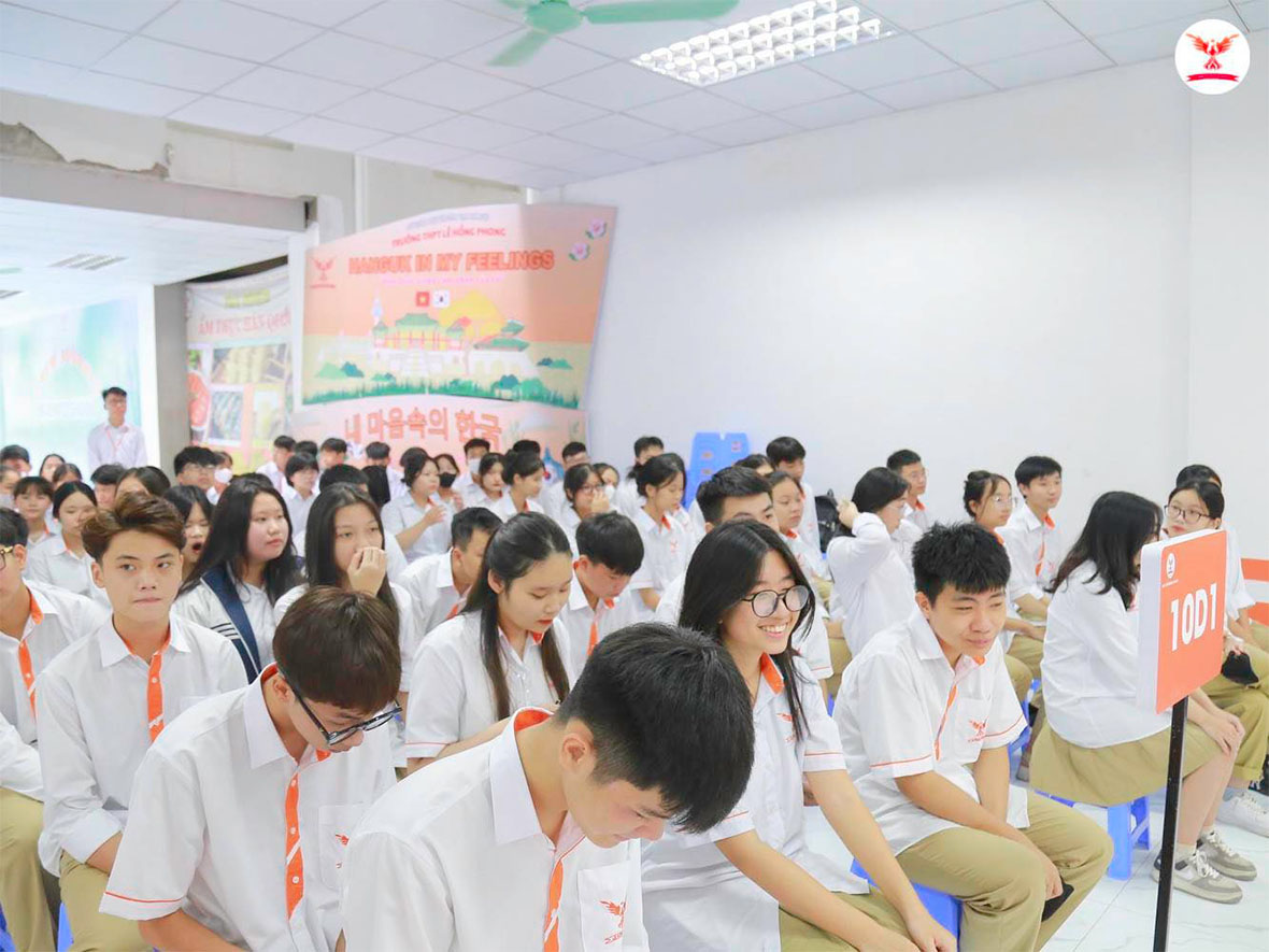 Không khí buổi chào cờ tại trường THPT Lê Hồng Phong