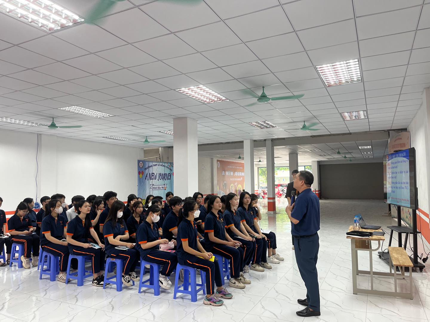 Thầy và trò trường THPT Lê Hồng Phong