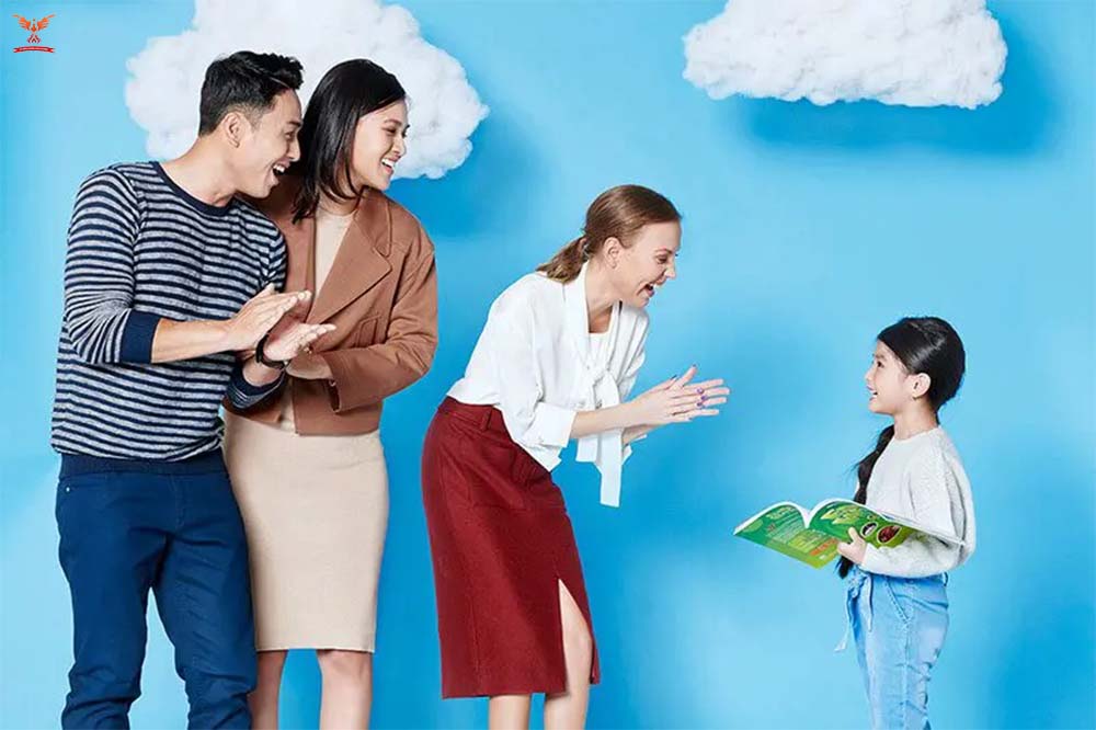 bố mẹ cùng cô giáo quan tâm đến học sinh