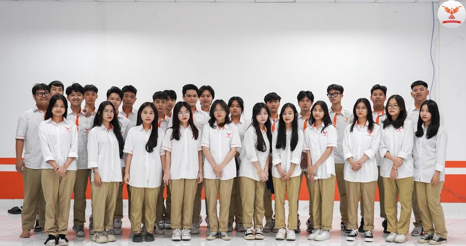 LE HONG PHONG LITERATURE CLUB  – “Văn học là nhân học”