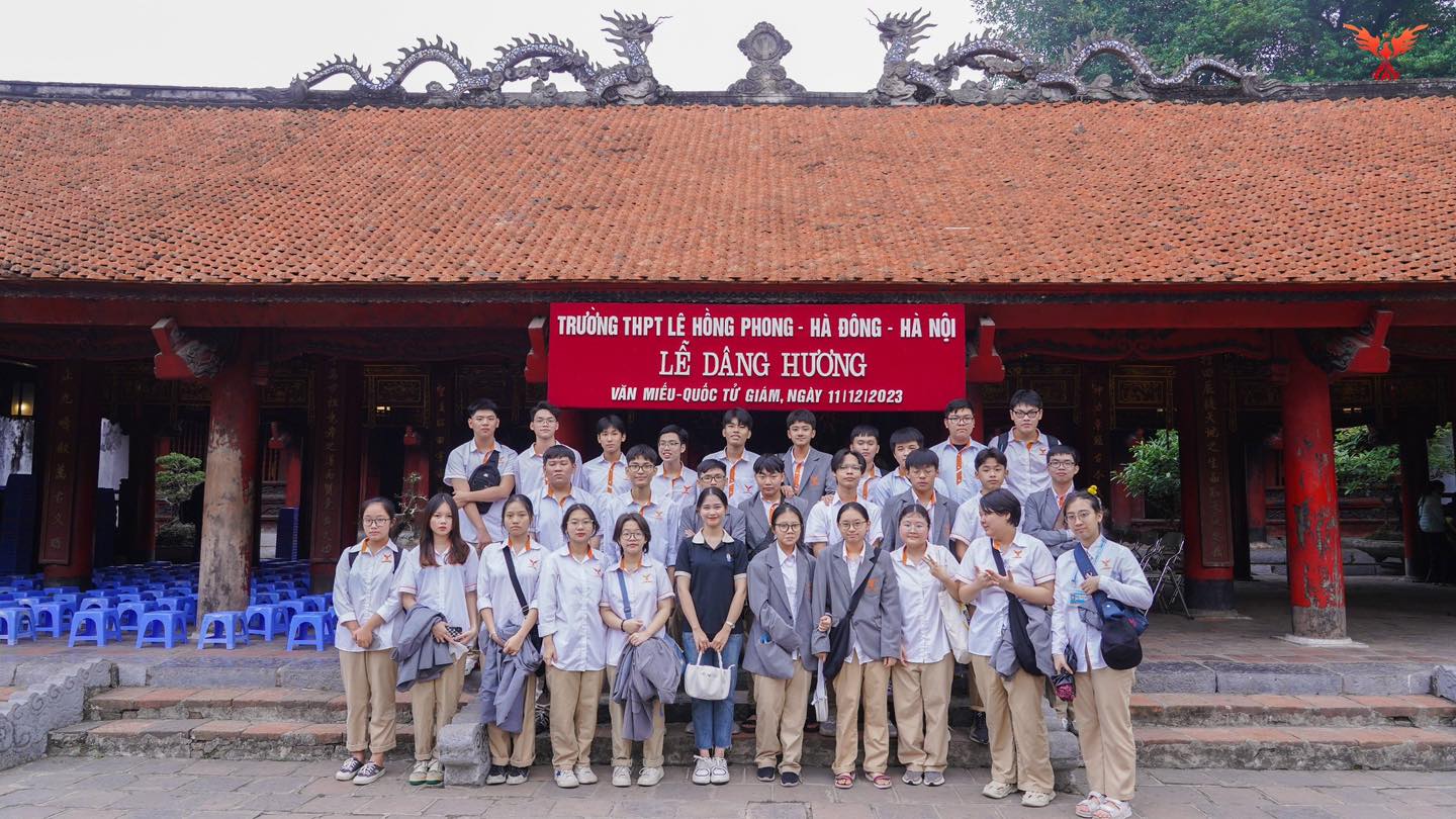 Thầy và trò trường Lê Hồng Phong tại Văn Miếu