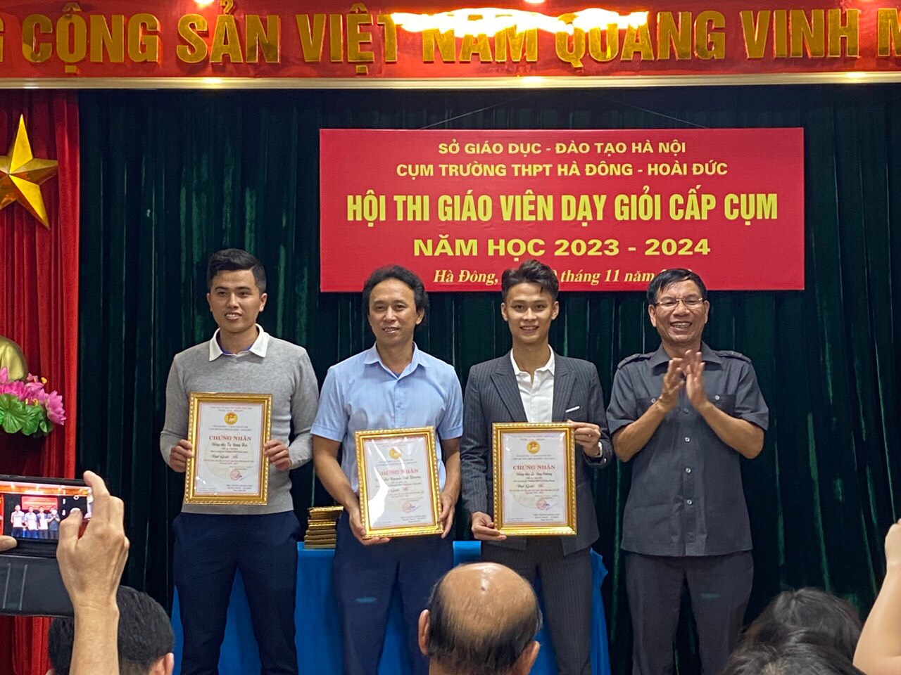 Thầy Lê Duy Cương nhận giải trong cuộc thi