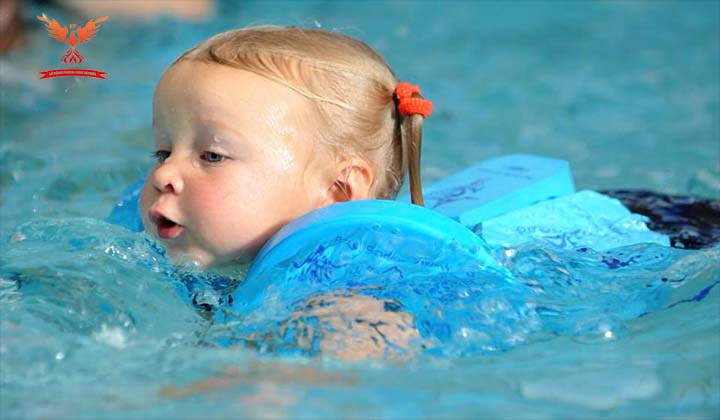Kỹ năng bơi sinh tồnTiếp theo, một khả năng cần có trong danh sách kỹ năng sinh tồn đó chính là bơi lội. Nếu bạn chưa biết bơi, đây là thời điểm để bạn xem xét một cách nghiêm túc về việc học thêm. Bởi lẽ, có vô số tình huống nguy hiểm mà khả năng bơi sẽ giúp bạn tồn tại hoặc cứu giúp người khác.