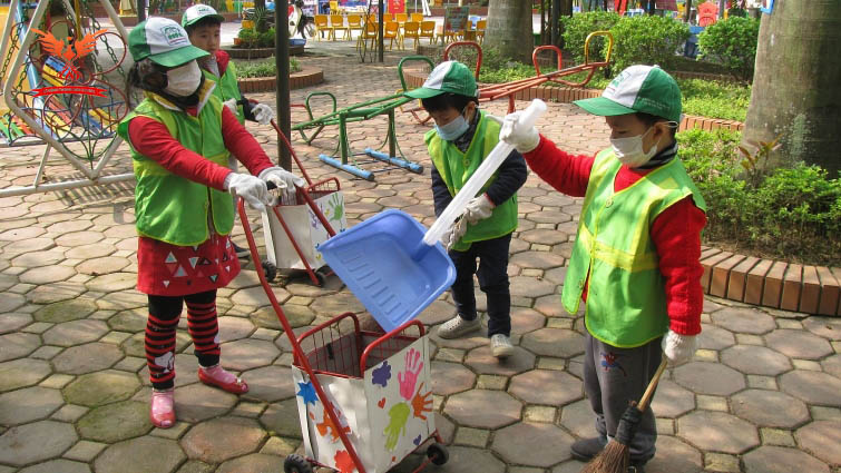 Cho con tham gia các hoạt động xã hội