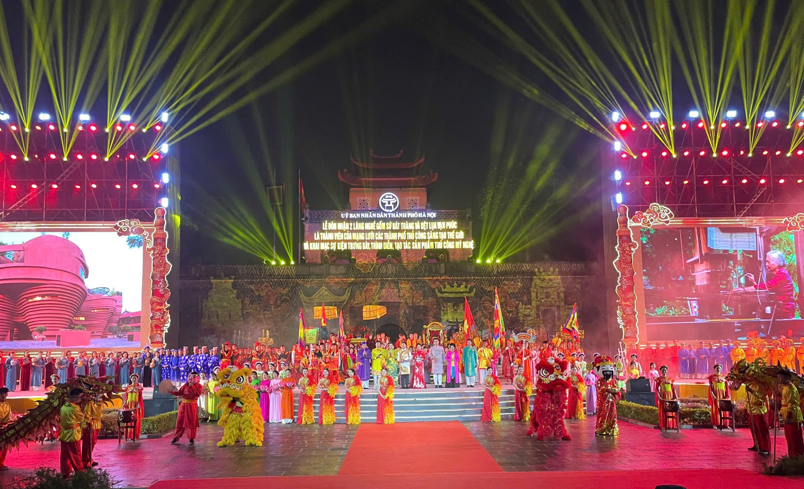 HỌC SINH THPT LÊ HỒNG PHONG TỎA SÁNG  TẠI LỄ TÔN VINH LÀNG NGHỀ LỤA VẠN PHÚC