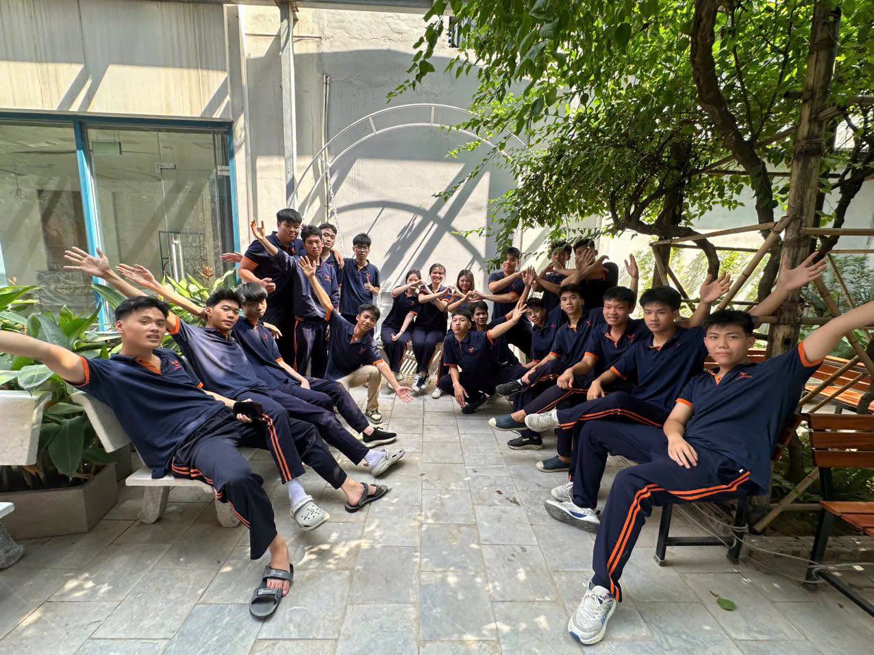 NẮNG SÂN TRƯỜNG LÊ HỒNG PHONG – VỆT SÁNG CỦA THANH XUÂN